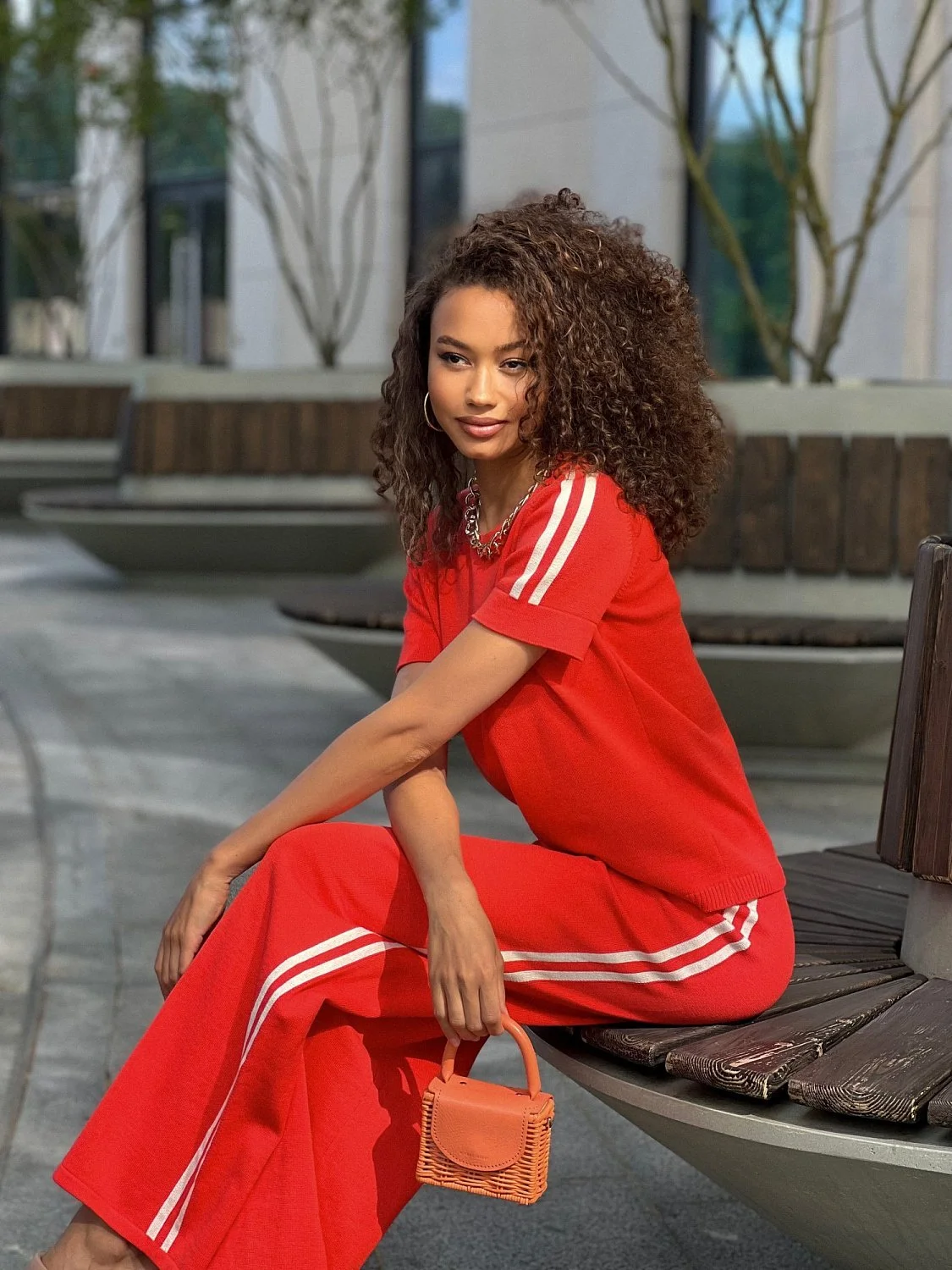 Костюм с лампасом цвет коралл (брюки + джемпер с коротким рукавом) Костюм с лампасом цвет коралл (брюки + джемпер с коротким рукавом)