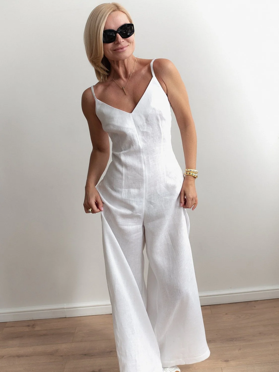 Комбинезон брючный цвет белый Комбинезон брючный цвет белый